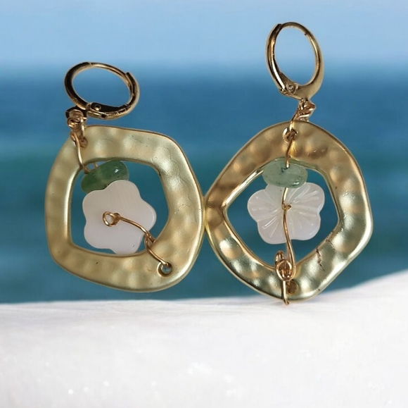 18k Gold Plated Hibiscus Mother Of Pearl Hammered Huggie Earring - Picture 1 of 4